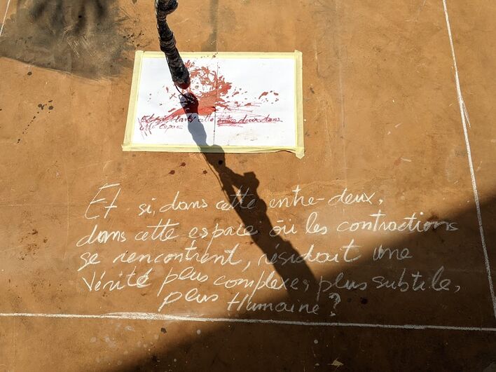 „Und wenn in diesem entre-deux, in dem sich Kontraktionen begegnen, eine Wahrheit läge, die komplexer, subtiler, menschlicher ist?“ J. D. Orlando, Scène de Crime, 2025.