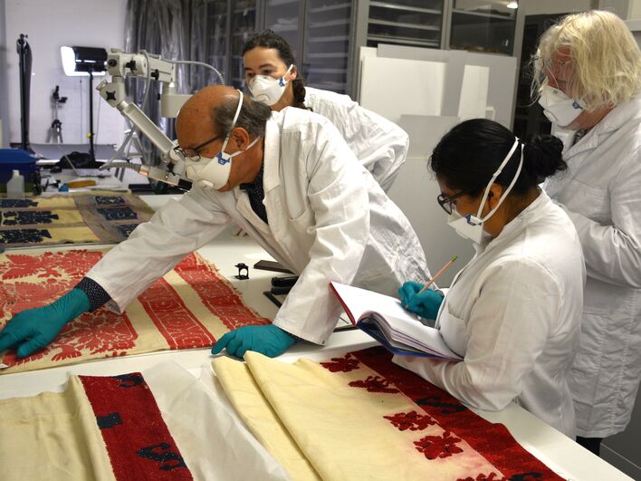 Arbeit im Textildepot mit CoMuse-Fellow Gabriela García García, Sebastián van Doesburg und Alejandro de Avila, unseren mexikanischen Partner*innen, im Juni 2024