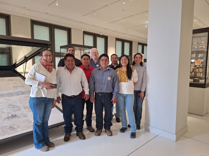 Die Delegation aus Mexiko, darunter die Restauratorinnen, vor der Vitrine des Lienzo von Coixtlahuaca II / Seler II, im Humboldt Forum, April 2024