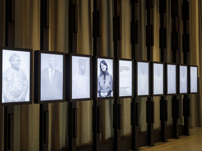 Ausstellungsansicht der 10-Kanal-Installation im Raum „Zukunft der Benin-Bronzen“.